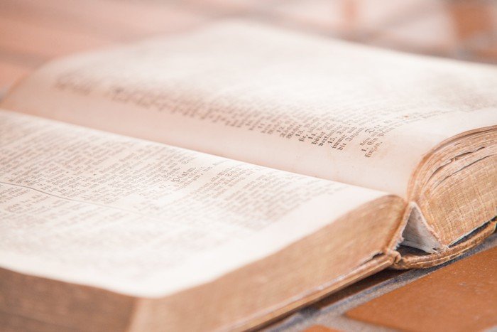 Teilausschnitt einer aufgeschlagenen Bibel